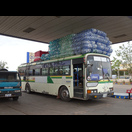Auf diesem Bus werden gefüllte Wasserkanister und -flaschen transportiert
